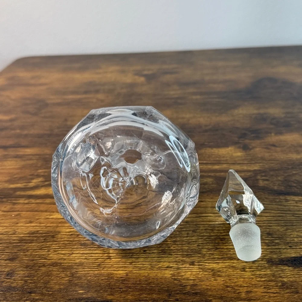 Elegant Clear Glass Decanter with Stopper